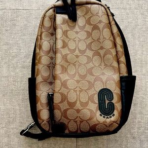 Coach Pack in black/khaki.